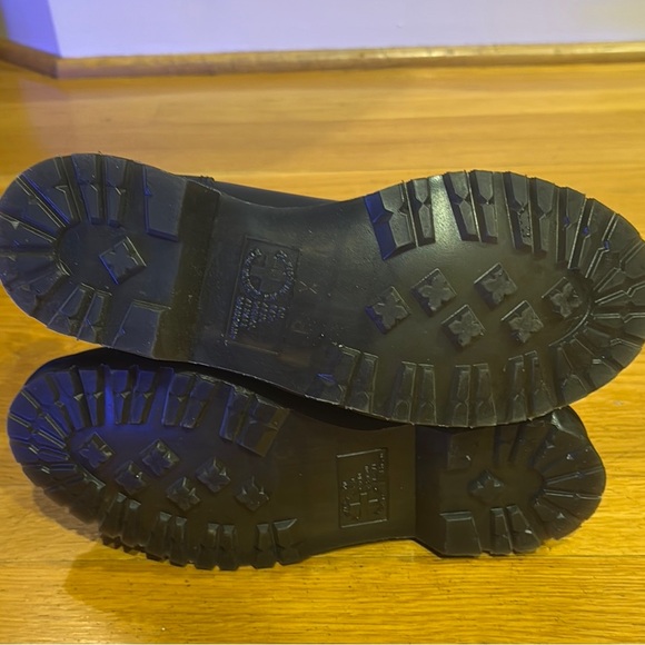 Dr. Martens Leonore Fur-Lined Chelsea Boots – Women’s Size 9 – Black. Never Worn - Picture 3 of 5